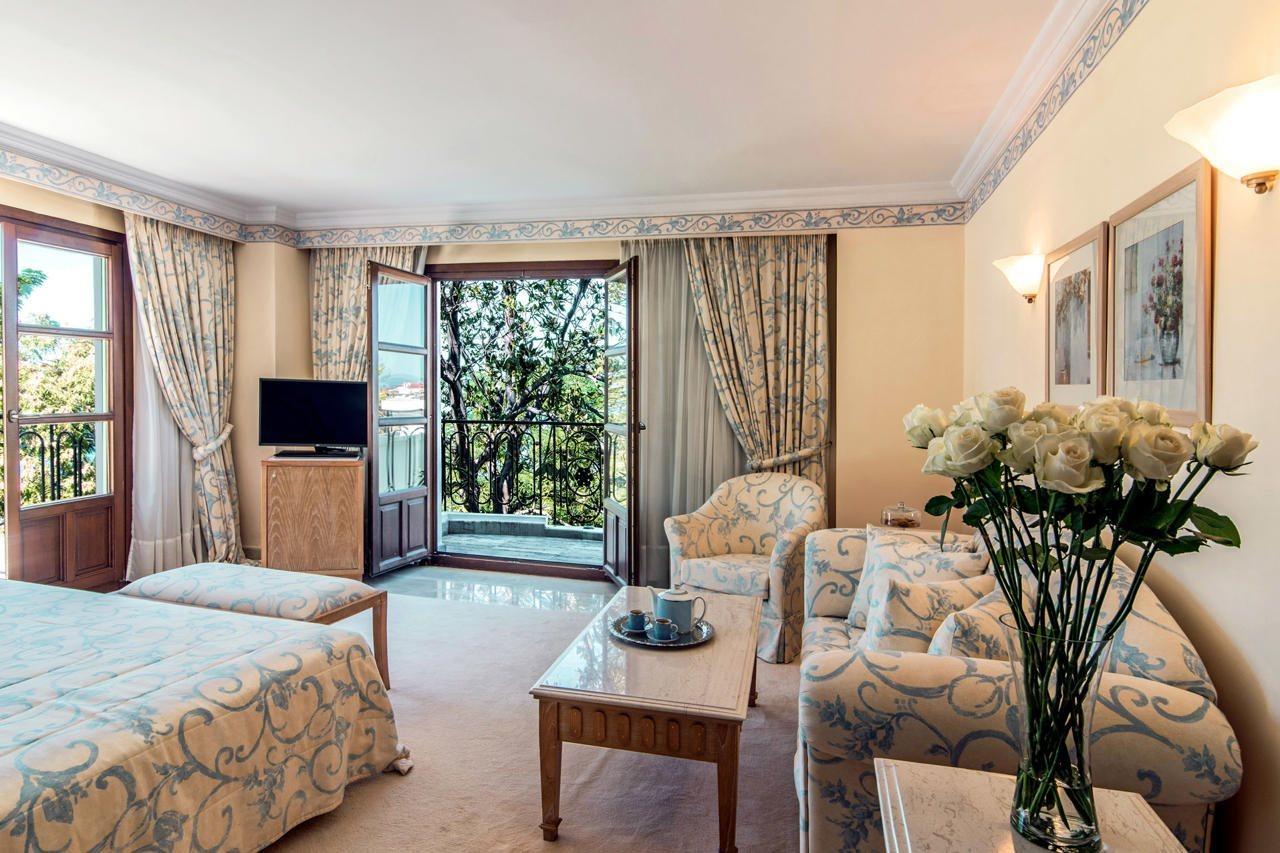 Mitsis Galini Hotel Kamena Vourla Ngoại thất bức ảnh A suite at the hotel