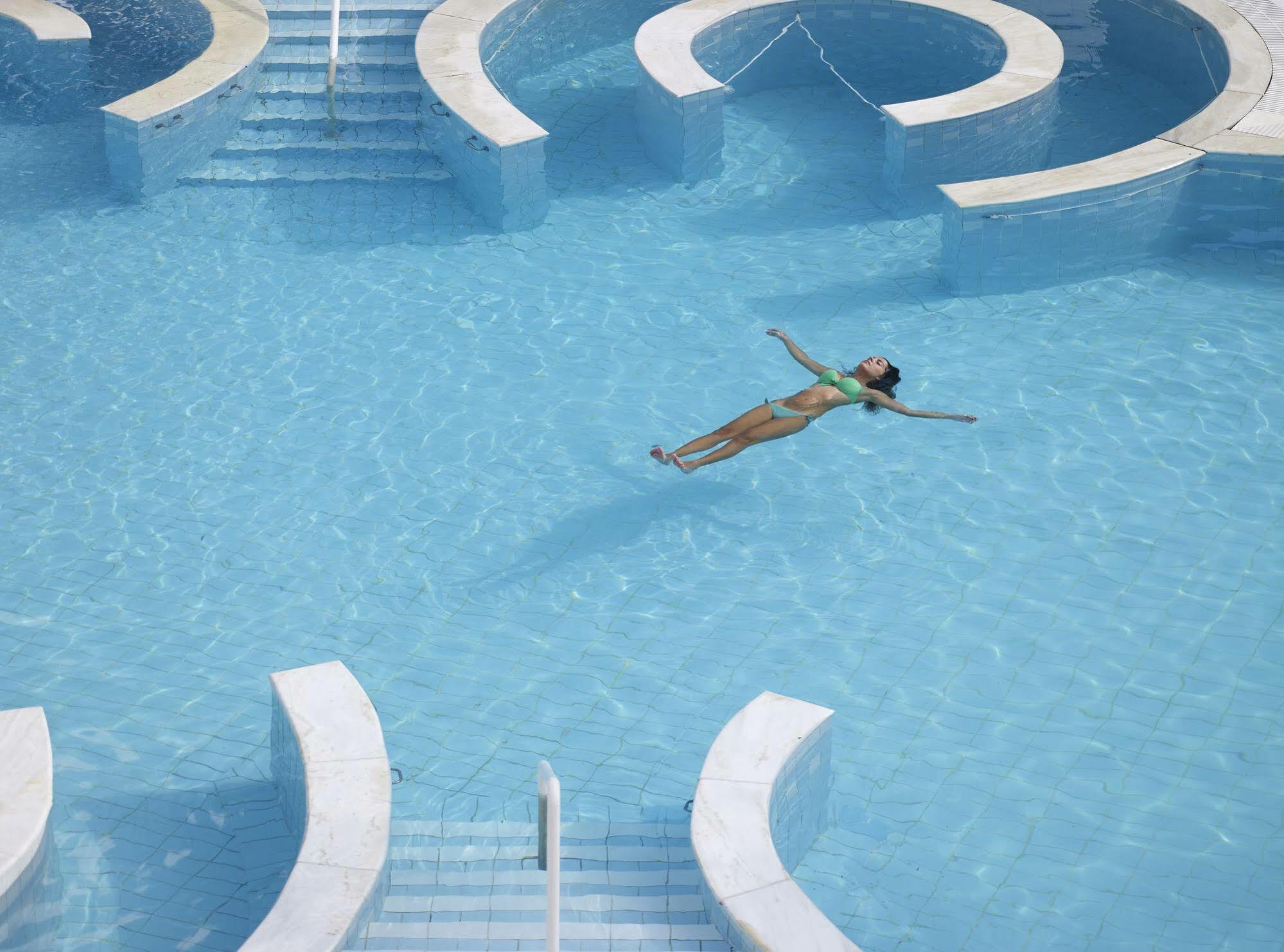 Mitsis Galini Hotel Kamena Vourla Ngoại thất bức ảnh A woman floating in a swimming pool